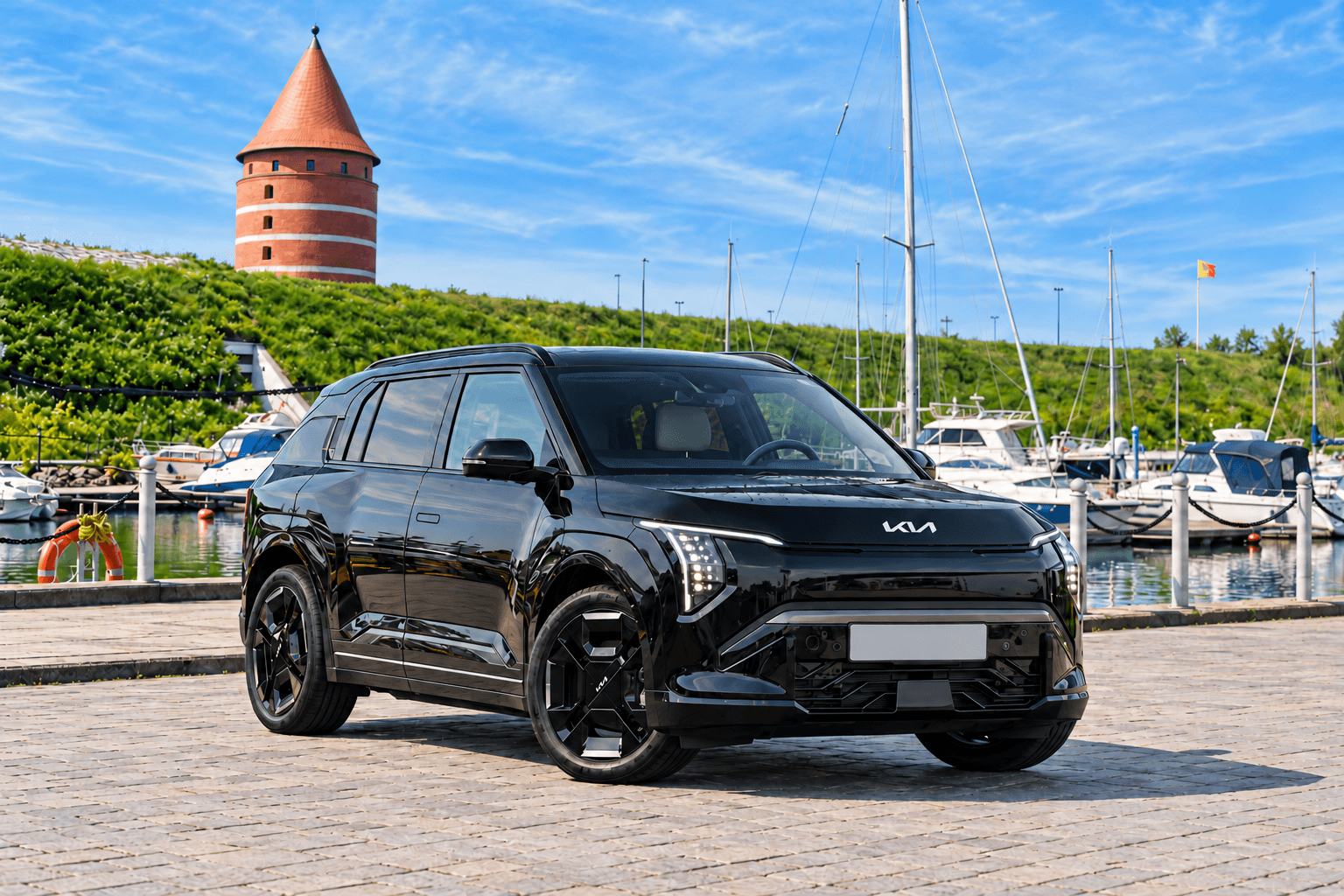 Juodas Kia EV3 prie jachtų uosto