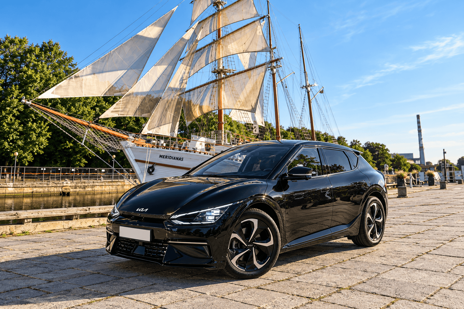 Juodas Kia EV6 prie burlaivio „Meridianas“ Klaipėdoje