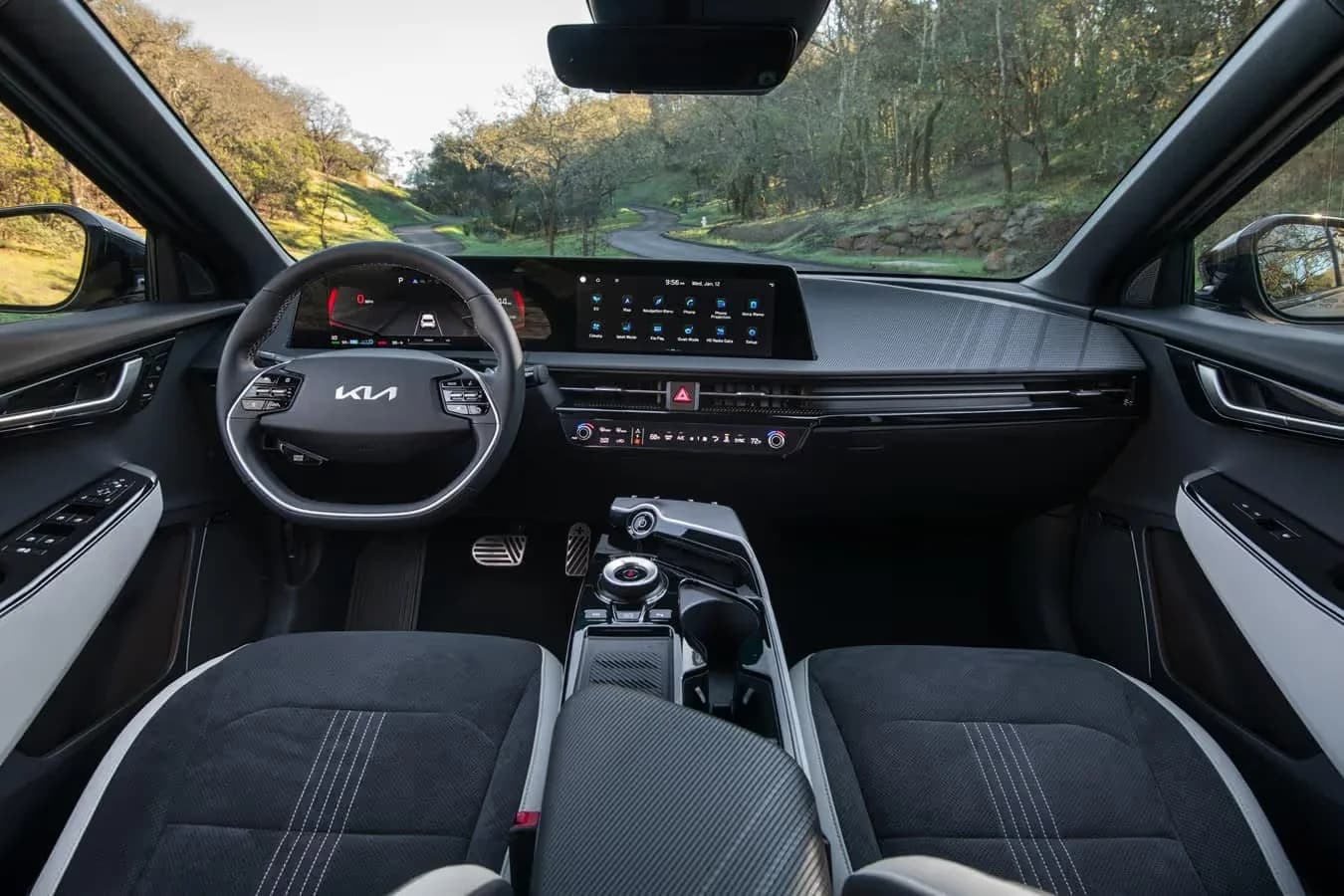 Kia EV6 priekinės sėdynės, prietaisų skydelis ir centrinė konsolė